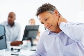 Douleur au cou due à l'ostéochondrose