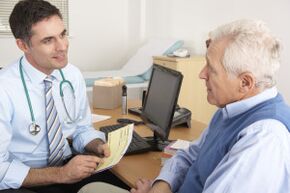 Rendez-vous chez le médecin pour l'ostéochondrose cervicale