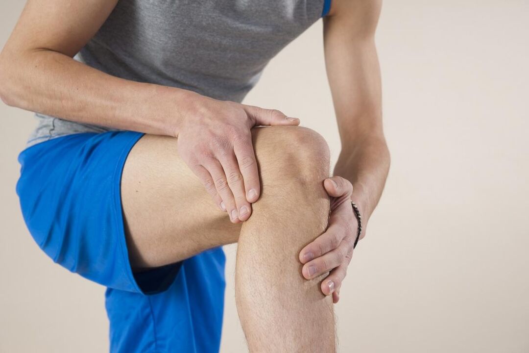 Les premières douleurs et raideurs articulaires dues à l'arthrose sont attribuées à des tensions musculaires et ligamentaires. 