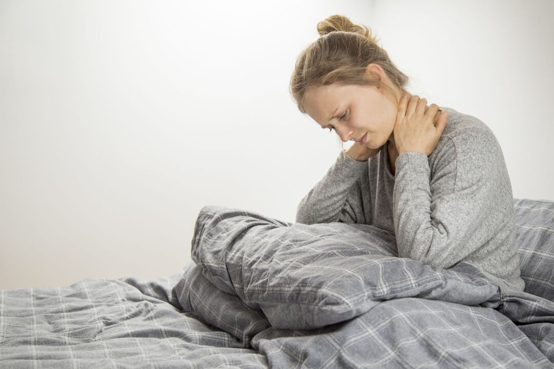 Femme présentant des symptômes d’ostéochondrose cervicale